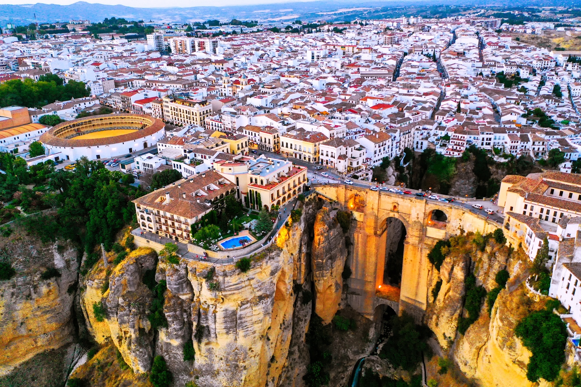 Puente Nuevo de Ronda y paisaje natural de Andalucía